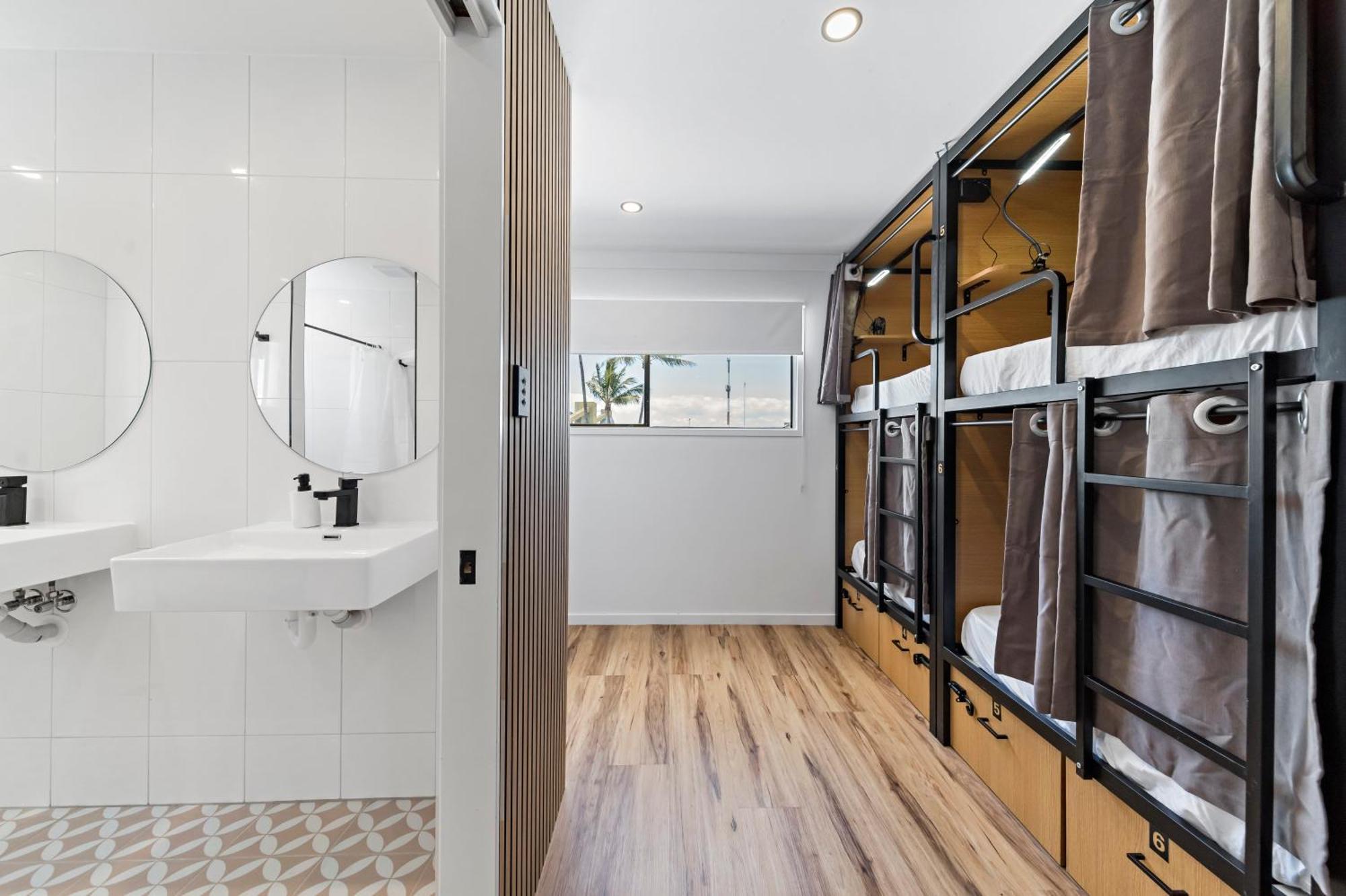 The Pier Pods On The Water- 50M From Townsville Bus Terminal And Ferry Terminal- Passport Id Requried Exterior foto